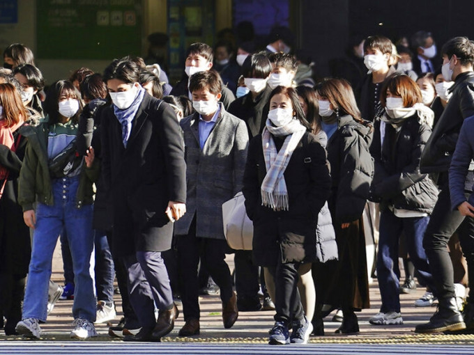 日本首都圈新冠肺炎疫情正在加速惡化，東京新增2,447宗確診個案，再創單日新高。AP圖片