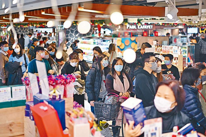 ■聖誕長假臨近尾聲，沙田新城市廣場人頭湧湧。 