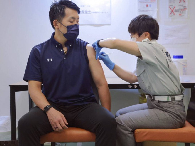 日本厚生勞動省考慮2022年為民眾接種第3劑疫苗。AP圖片