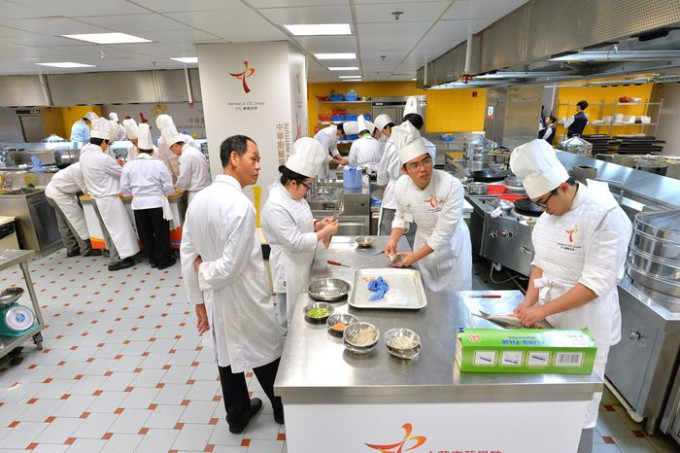 职业训练局辖下的中华厨艺学院，提供文凭课程。