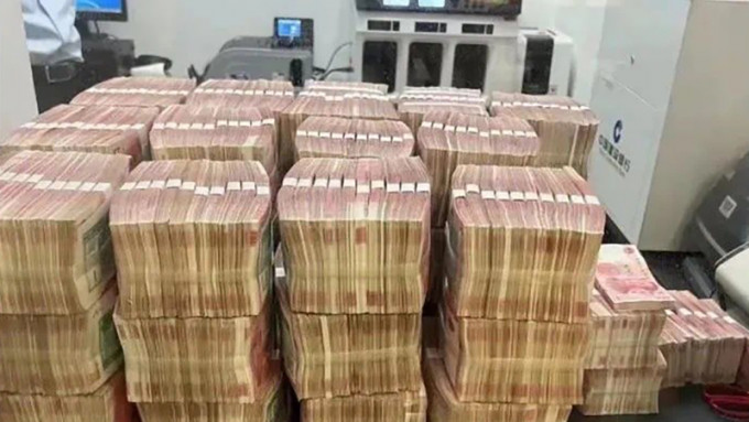 内蒙古警方破虚拟货币洗钱案拘63人，图为检获部分一叠叠现金。微博