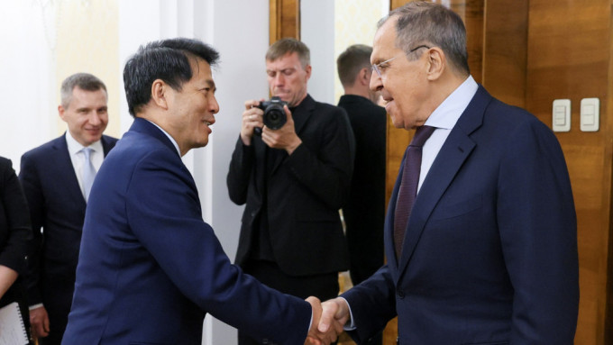 李辉与俄罗斯外长拉夫罗夫会面。美联社