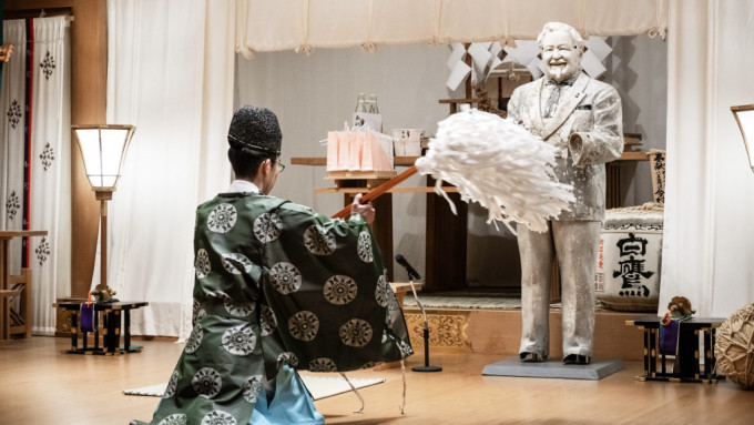 日本KFC在X平台發布照片，宣布將「肯德基爺爺魔咒」雕像送往神社供奉。 X