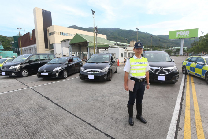 警方机场放蛇打击无牌私家车载客