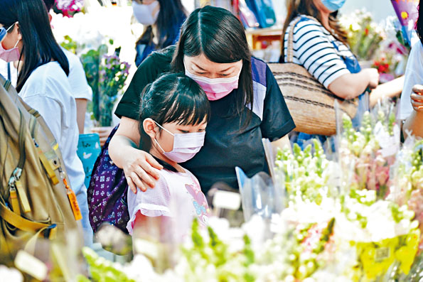 ■母亲节虽遇上疫境，但无阻市民买花庆祝的心情。