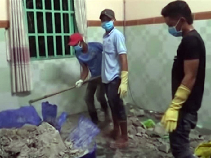 越南两名男子遭四名女子用水泥封尸。(网图)