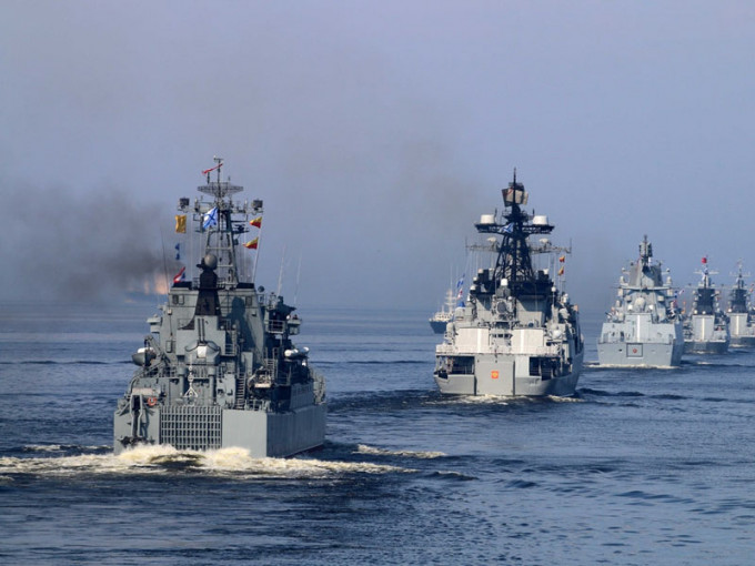 這次閲兵儀式有包括俄羅斯、中國、印度在內的14艘軍艦和潛艇參加。（新華社）