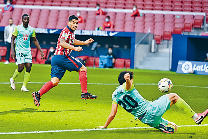 蘇亞雷斯（左）後備登場，為馬德里體育會貢獻兩射一傳。