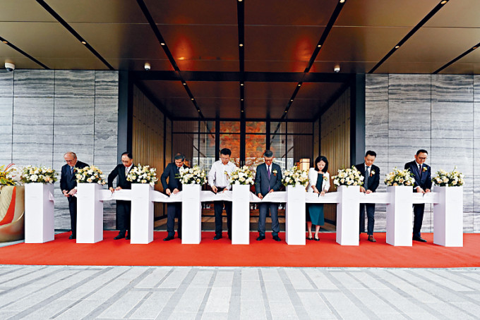 吴天海（右四）与一众嘉宾主持长沙柏悦酒店剪彩仪式。