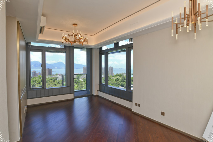 长形大厅空间宽阔实用，能容纳多组家具。