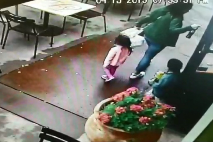 一名母亲带著两名儿女刚走出餐厅，其后突然一辆快车迎面冲过来。　影片图片