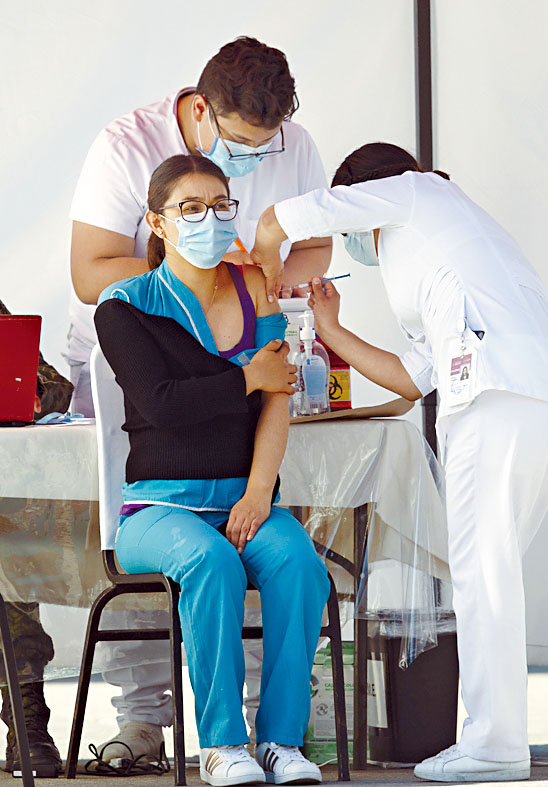 ■墨西哥一名医护人员上周三接种新冠疫苗。