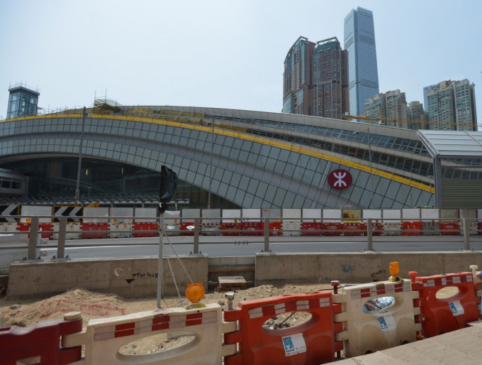 广深港高铁香港段今日开始营运测试，港铁早前表明不会安排媒体进入车站拍摄。李骏颖摄