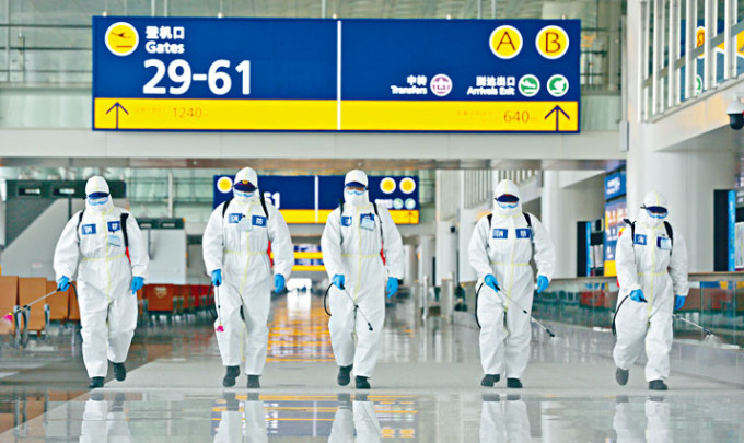 ■防疫人员昨天在武汉天河机场进行全封闭式消毒，准备下周三机场重开。