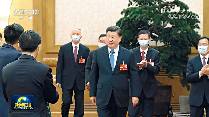 蔡奇陪同习近平参加江苏代表团审议。