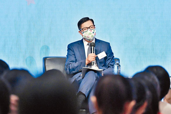 邓炳强昨日出席书展讲座，并以「香港年轻人如何自强不息」为题致辞。