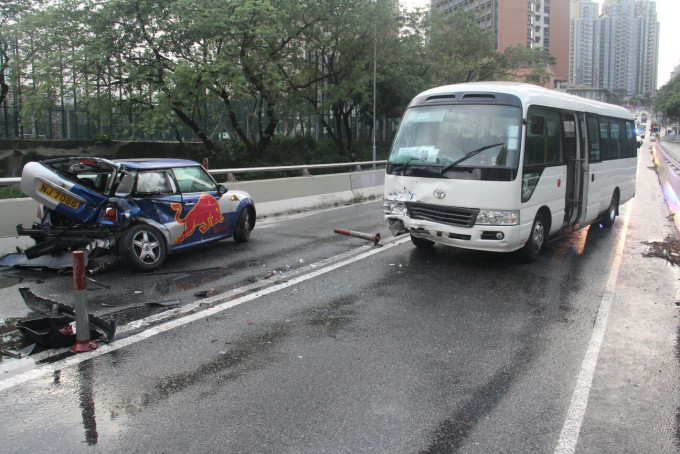 私家車與校車相撞。黃文威攝