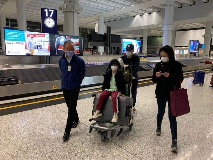 入境处处长曾国衞在香港机场送乘坐包机回港的港人离开。读者提供