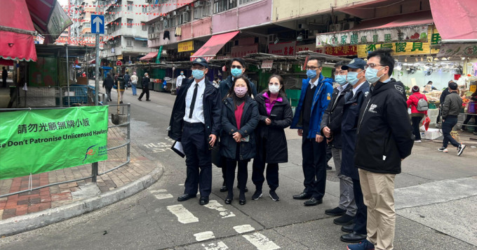 食环署副署长黄淑娴（左四）在新春期间视察北河街街市一带情况。
