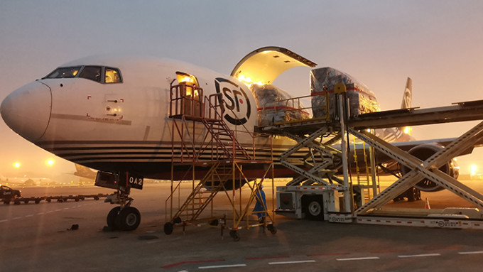 一架载有45吨物资的货运包机今日从深圳宝安国际机场飞往香港。新华社图片