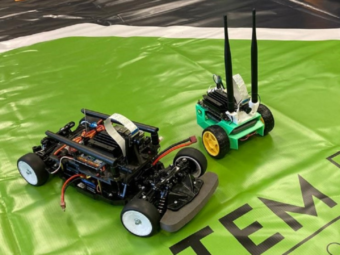 赛事的初级及高级组，分别以「JetBot」（右）及「JetRacer」的自动人工智能赛车，透过编程「学习」跟随道路高速移动。　网上图片