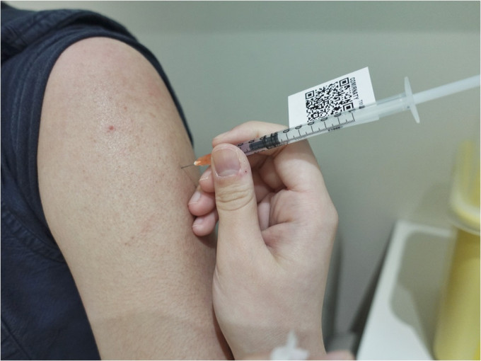 澳门48岁男子接种复必泰疫苗后晕倒，情况严重。资料图片
