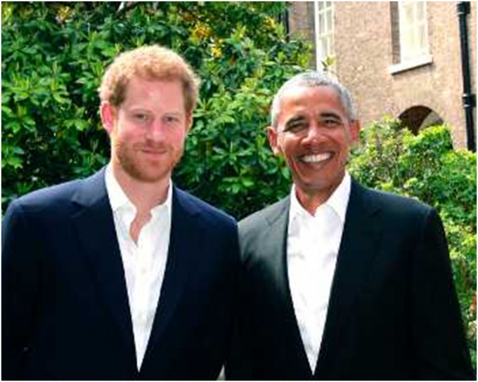 奥巴马（右）笑容灿烂，哈里表情较含蓄。AP