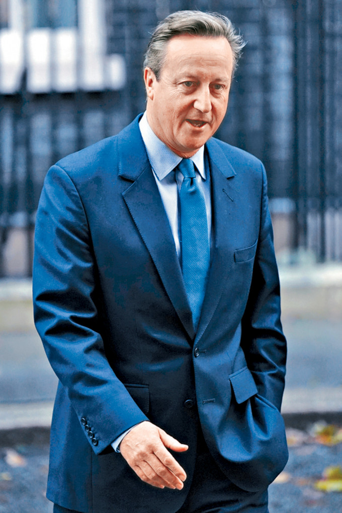 英国前首相卡梅伦周一步出唐宁街首相府。