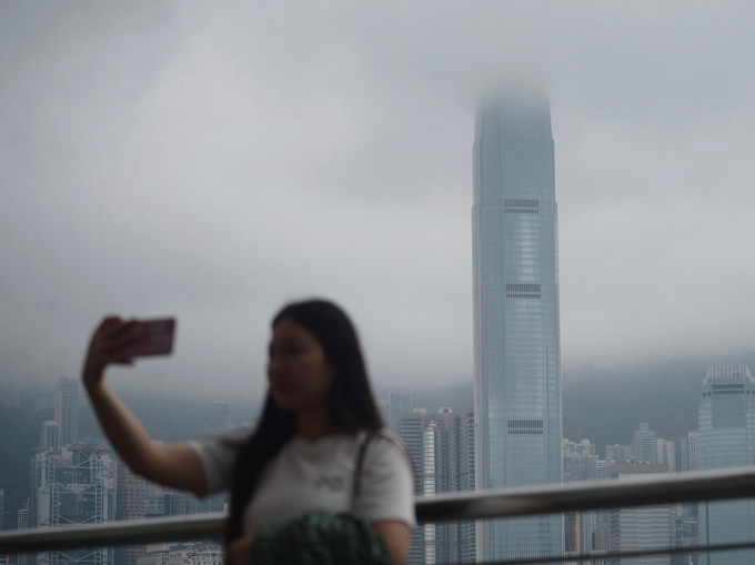 明日早晚潮濕有霧及有一兩陣微雨，氣溫22至26度。