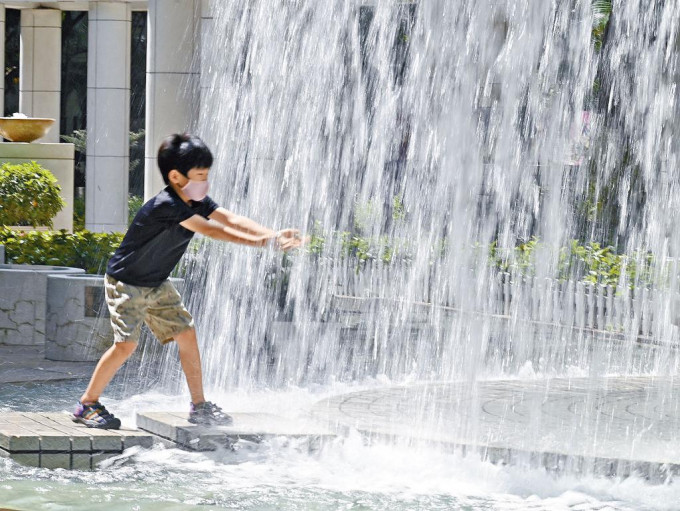 金鐘香港公園噴水池的「水簾洞」，正好讓小朋友玩水降溫。