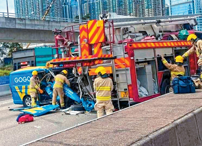 電召客貨車車頭嚴重毀爛，消防員將被困司機救出，惜送院傷重不治。