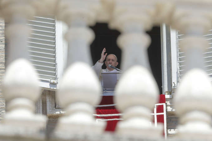 教宗方濟各在窗前向聚集於聖伯多祿廣場的信眾講道。AP