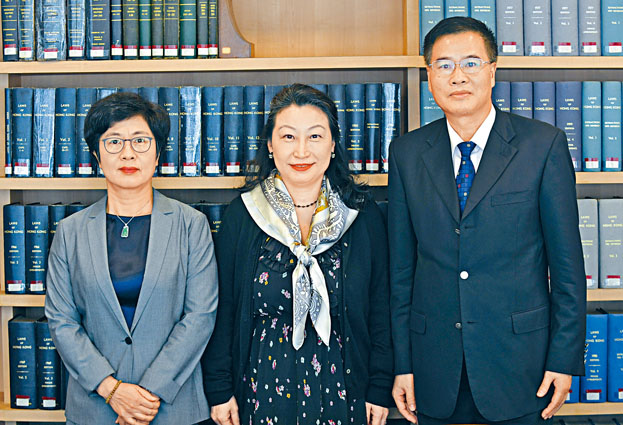 曾祥陆（右起）、郑若骅及陈海帆出席粤港澳大湾区法律部门首次联席会议。　梁誉东摄
