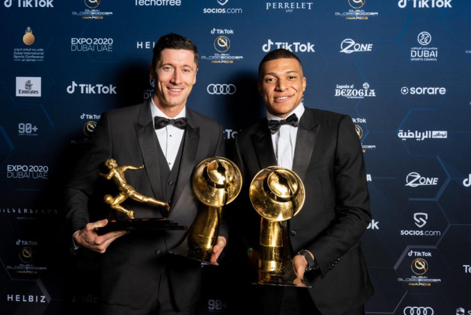 麦巴比（右）获颁环球足球奖年度男子最佳足球员。网上图片