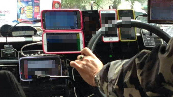 有的士車頭放上多部電話。 fb群組「小心駕駛」圖片