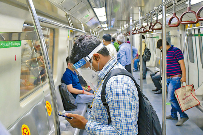 新德里地铁周一局部恢复营运。