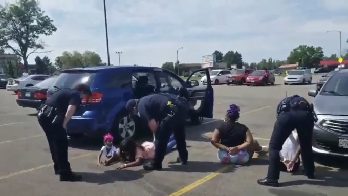 美國丹佛警用手扣鎖上兩名黑人女孩。 影片截圖