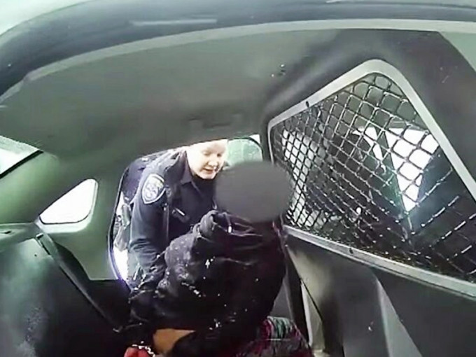 紐約有警員向一名已被鎖上手扣的9歲女童噴胡椒噴霧。影片截圖