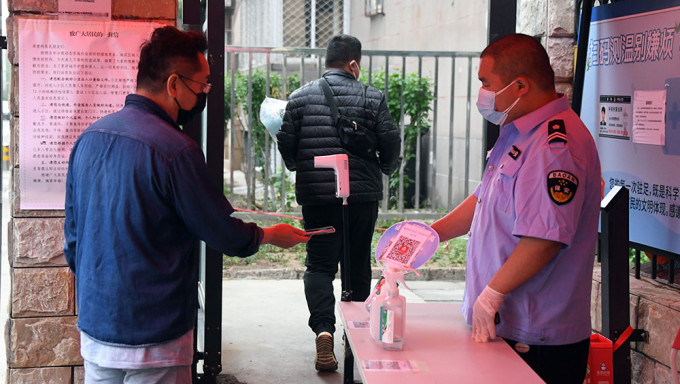 保安人員查看進入小區人員的「健康寶」信息。新華社圖片