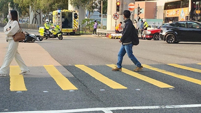 馬鞍山電單車擬避的士 失控自炒鐵騎士手腳傷送院。馬路的事 (即時交通資訊台)