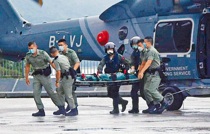 政府飞行服务队直升机将遗体运走。
