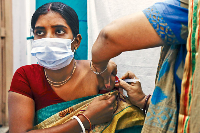 ■印度醫護人員上月替民眾注射國產新冠疫苗Covaxin。