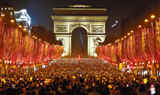巴黎爱丽舍大道除夕夜，人头涌涌。