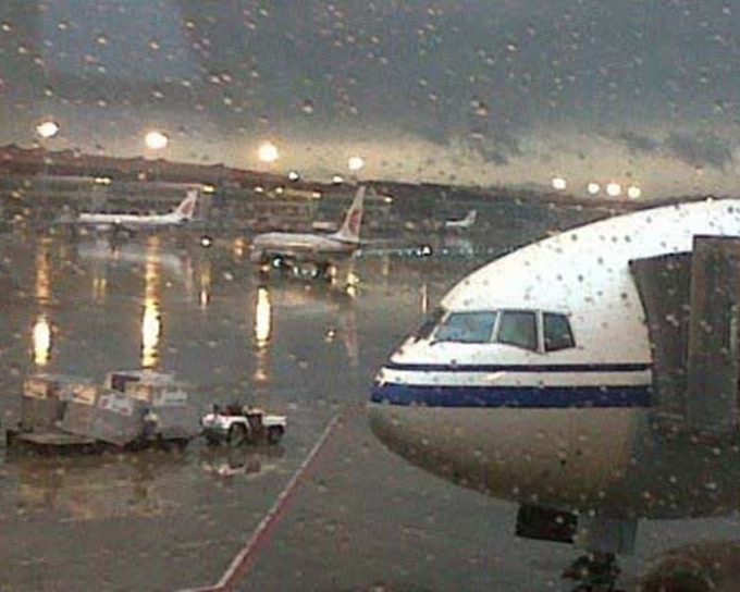 受到雷雨天气袭击首都机场多班航机取消。