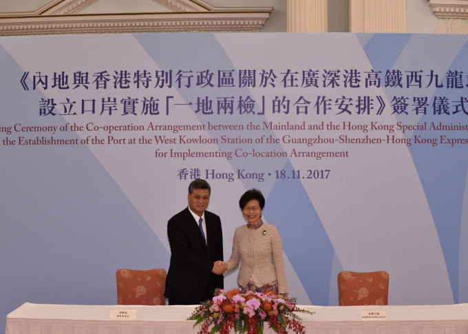林郑月娥（右）与马兴瑞签署《合作安排》。