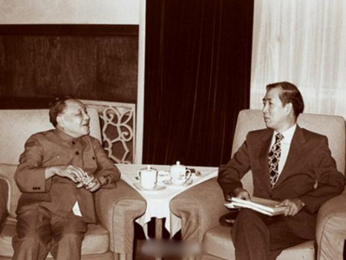邓小平1983年曾会见来访的杨力宇与其他美籍华人学者，全面阐述「一国两制」构想。 网图