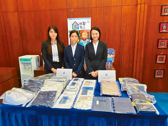 新界南重案组高级督察王婉贞（左）展示检获证据。
