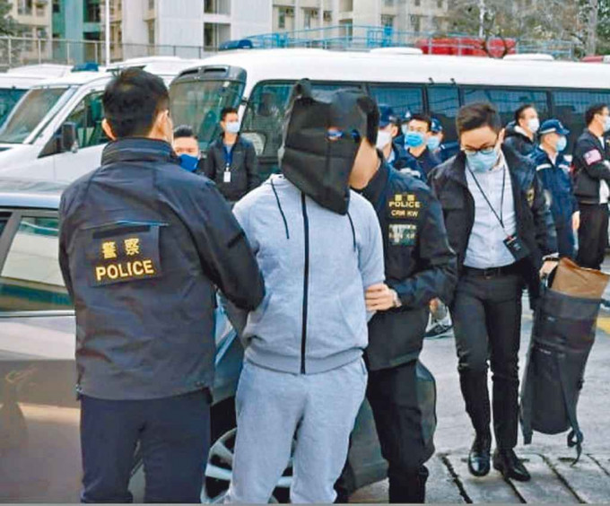 图为十二港人案中，两名无被起诉的未成年疑犯黄临福及廖子文，被深圳公安押往深圳湾口岸，由本港警方接收。