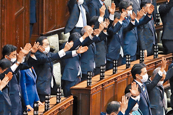 眾議院周三解散，岸田文雄（左三）和其他議員歡呼。