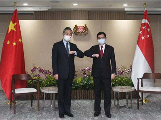 王毅(左)与王瑞杰会晤。外交部图片